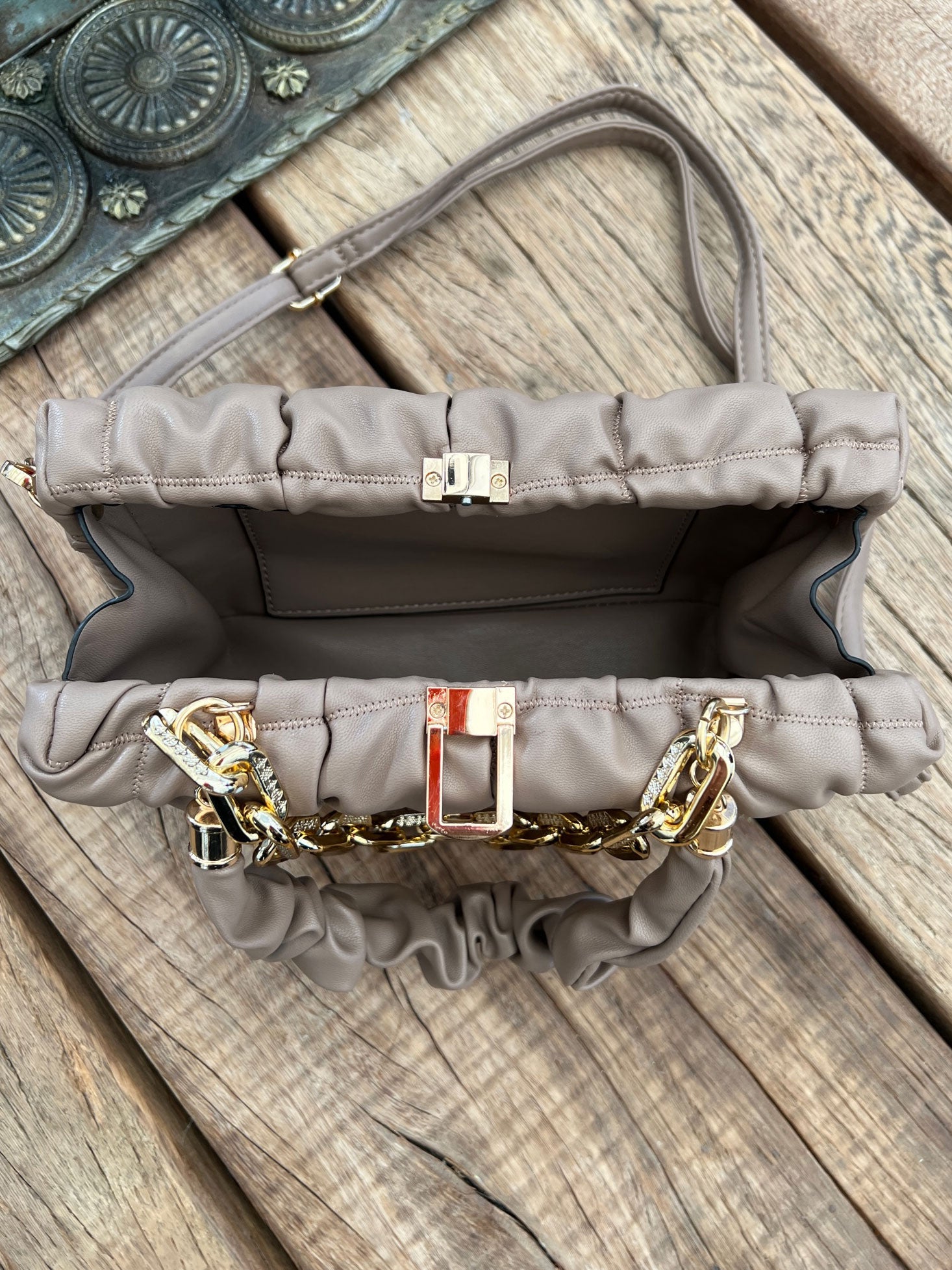 Ashanti - Fyrkantig väska med guldkedja